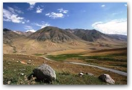 По дороге на озеро Сон-Кёль. Вид с перевала Калмак-Ашуу (3447 м.) на горную страну Кыргызстан.