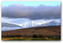 Хребет Терскей Ала-Тоо («Туманные горы») расположен вдоль южного берега озера Иссык-Куль. Поразительные контрасты природы.