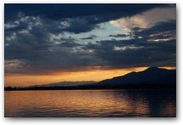 Закат на озере Иссык-Куль.                     
 Фото: М.Флинт