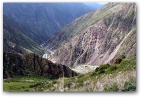 Вид с перевала Тоо-Ашуу на ущелье Карабалты. Кыргызстан. Нажмите, чтобы увеличить
