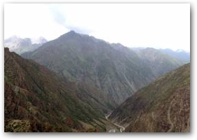 Вид с перевала Тоо-Ашуу на горную страну Кыргызстан. Нажмите, чтобы увеличить