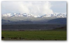 Долину Сусамыр окружают снежные горы