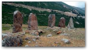 Беш-Таш в переводе с киргизского 5 камней. Пять камней, стоящих в ущелье Беш-Таш. Нажмите, чтобы увеличить
