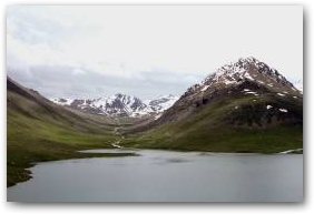 Озеро Беш-Таш, окруженное снежными горами.