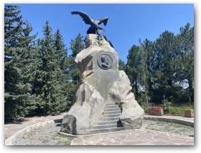 Памятник  Пржевальскому в г.Каракол. Киргизия.