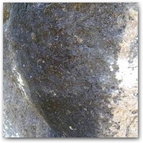 Характер поверхности чёрного натёка на каменной поверхности - вблизи