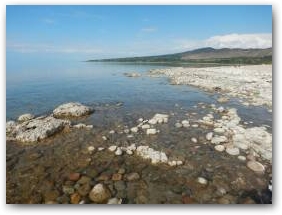 Южное побережье озера Иссык-Куль каменистый берег Нажмите, чтобы увеличить