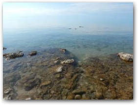 Валуны на южном побережье озера Иссык-Куль, уходящие в воду Нажмите, чтобы увеличить